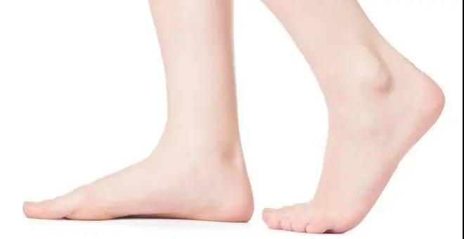 腳底艾灸你以為只是祛寒？竟還有這樣的功效！